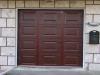 Sekcijska garažna vrata rjava z osebnim prehodom ali vrata v vratih.jpg